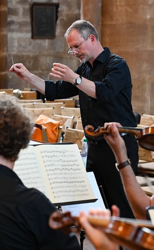 Nicolo Sokoli bei einer Probe in der Elisabethkirche Marburg